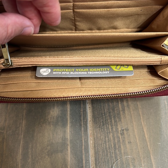 Travelon RFID blocking wallet - Picture 6 of 8